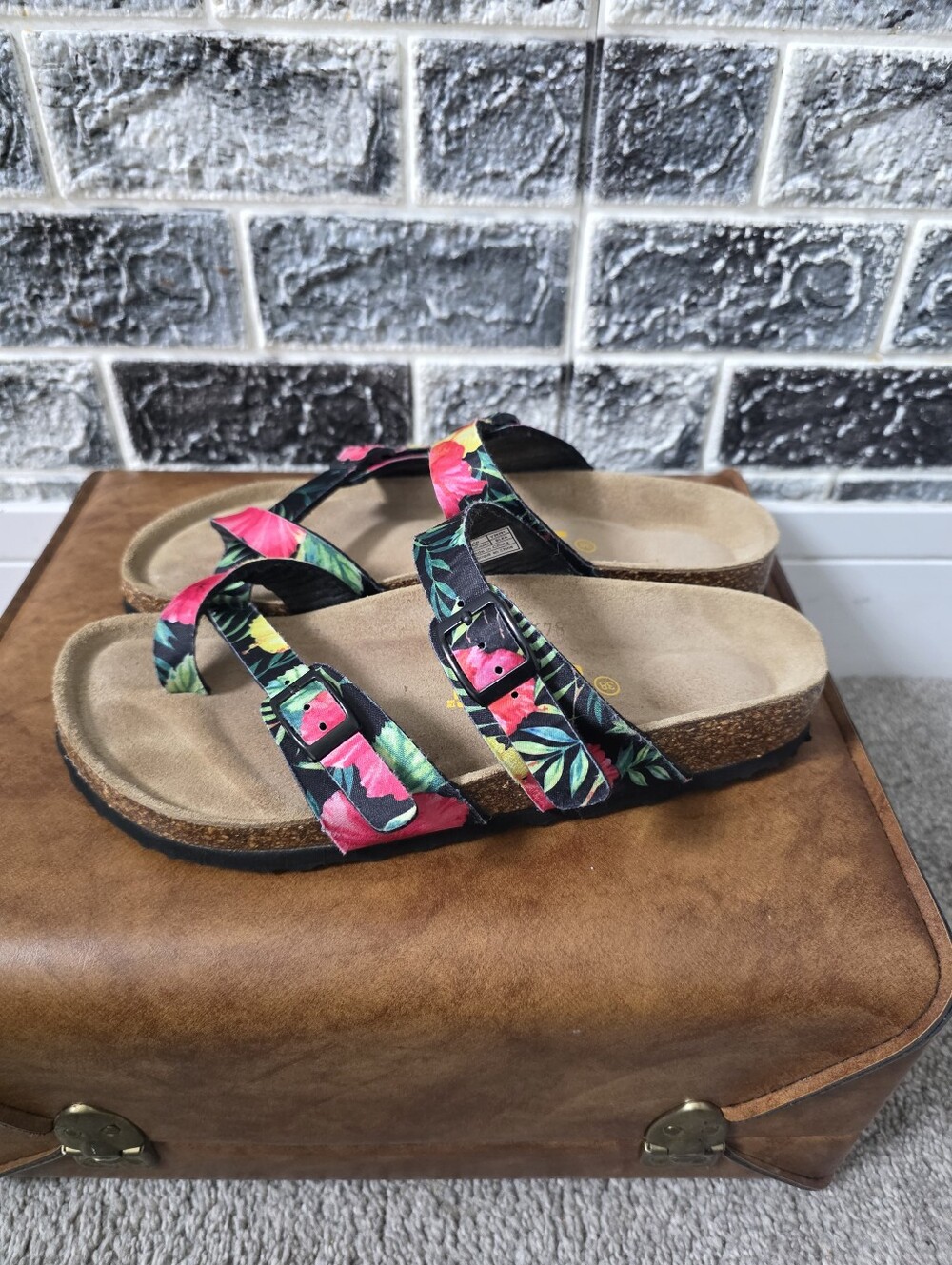 Viking Women's Floral Sandals Size 7.5